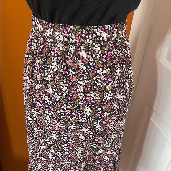 Ardene Duo Floral Asymmetrical Hem Ruffle Skirt and Basic Black Top - Size L - Picture 5 of 16